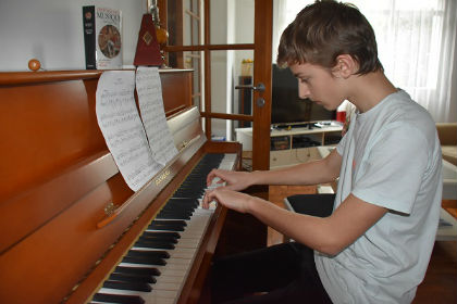 Mathieu jouant une valse de Chopin lors de l'audition à son domicile